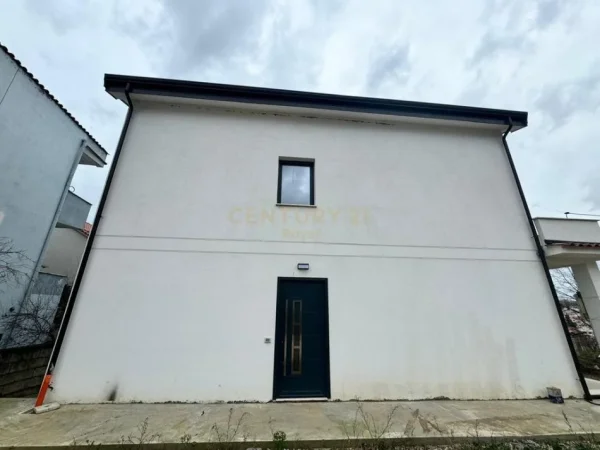 Tirane, jepet me qera apartament 2+1+Ballkon Kati 1, 100 m² 550 € (Sauk i Ri)