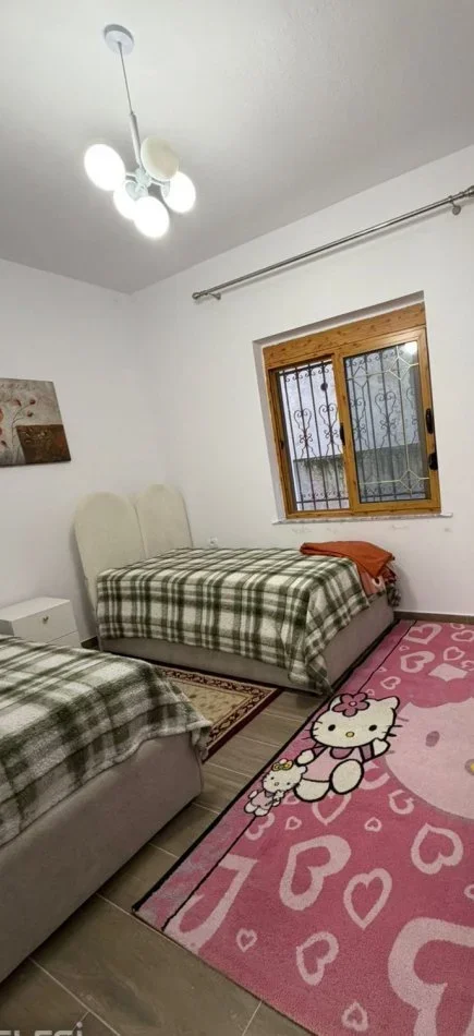 Tirane, jepet me qera Vile 2+1 Kati 1, 100 m² 700 € (Tek Rruga Siri Kodra, ish Frigoriferi Tiranë)