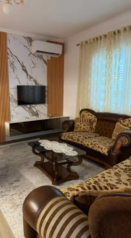 Tirane, jepet me qera Vile 2+1 Kati 1, 100 m² 700 € (Tek Rruga Siri Kodra, ish Frigoriferi Tiranë)