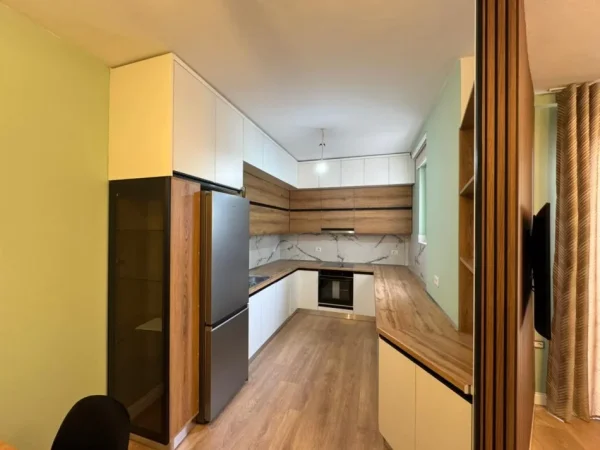 Tirane, jepet me qera 3+1 Kati 6, 1.500 € 