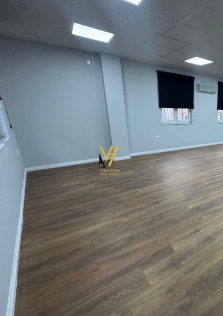 Tirane, jepet me qera zyre Kati 1, 90 m² 1.110 € (QENDER)
