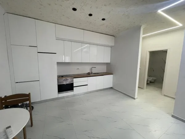 Tirane, jepet me qera apartament 1+1 Kati 1, 80 m² 650 € (Zogu i Zi)