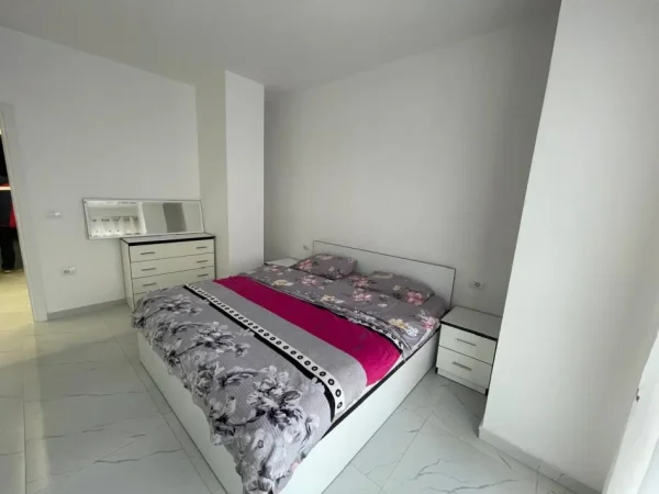 Tirane, jepet me qera apartament 1+1 Kati 1, 80 m² 650 € (Zogu i Zi)