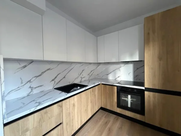 Tirane, jepet me qera apartament 3+1 Kati 9, 140 m² 1.000 € (Galeria 26 Nentori)