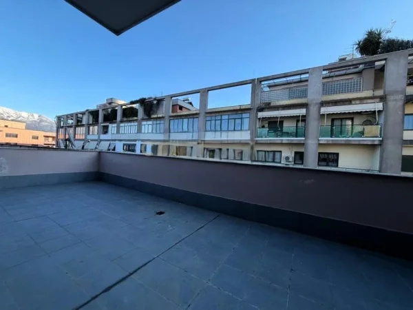 Tirane, jepet me qera apartament 3+1 Kati 9, 140 m² 1.000 € (Galeria 26 Nentori)