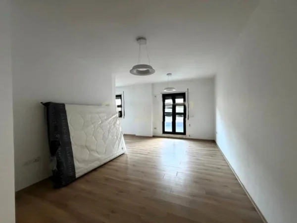 Tirane, jepet me qera apartament 3+1 Kati 9, 140 m² 1.000 € (Galeria 26 Nentori)