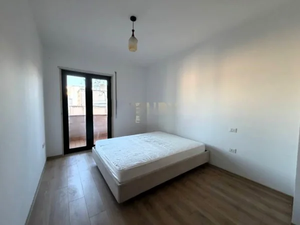 Tirane, jepet me qera apartament 3+1 Kati 9, 140 m² 1.000 € (Galeria 26 Nentori)