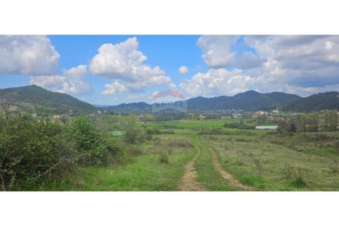 Tirane, shitet toke , 2.000 m² 