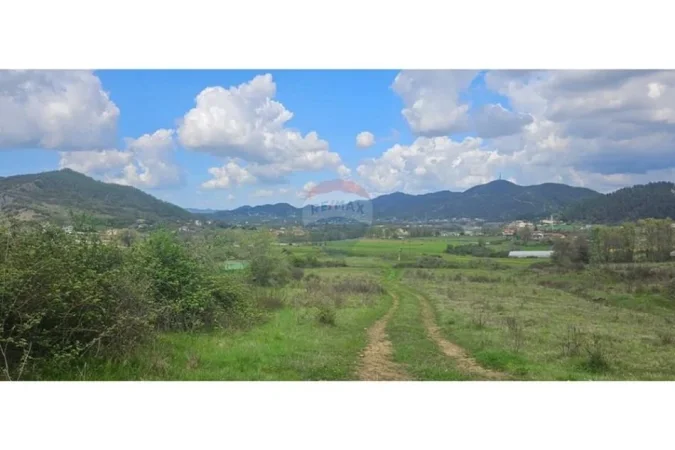 Tirane, shitet toke , 2.000 m² 