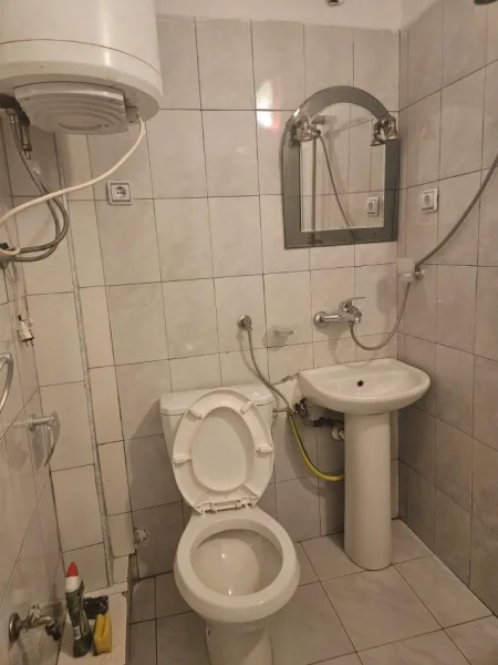 Tirane, jepet me qera apartament 1+1+Aneks Kati 4, 53 m² 400 € (Rruga e Kavajes)