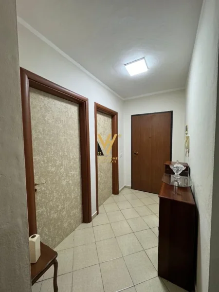 Tirane, jepet me qera apartament 2+1+Ballkon Kati 4, 90 m² 650 € (KOMUNA E PARISIT)