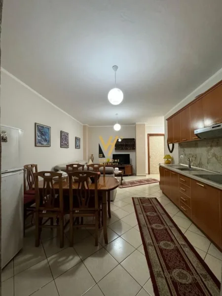 Tirane, jepet me qera apartament 2+1+Ballkon Kati 4, 90 m² 650 € (KOMUNA E PARISIT)