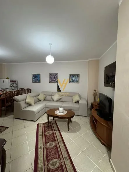 Tirane, jepet me qera apartament 2+1+Ballkon Kati 4, 90 m² 650 € (KOMUNA E PARISIT)