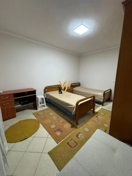 Tirane, jepet me qera apartament 2+1+Ballkon Kati 4, 90 m² 650 € (KOMUNA E PARISIT)