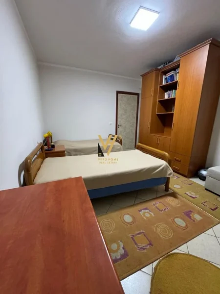Tirane, jepet me qera apartament 2+1+Ballkon Kati 4, 90 m² 650 € (KOMUNA E PARISIT)