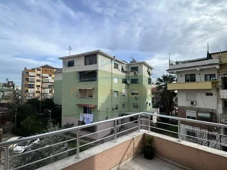 Durres, jepet me qera apartament 2+1+Ballkon Kati 3, 70 m² 280 € (Prane Stadiumit)