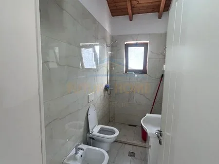 Durres, jepet me qera apartament 2+1+Ballkon Kati 3, 70 m² 280 € (Prane Stadiumit)