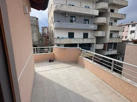 Durres, jepet me qera apartament 2+1+Ballkon Kati 3, 70 m² 280 € (Prane Stadiumit)