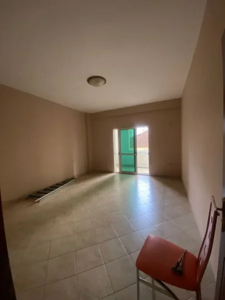 Tirane, jepet me qera zyre , 110 m² 600 € (Mbikalimi i Komunës)