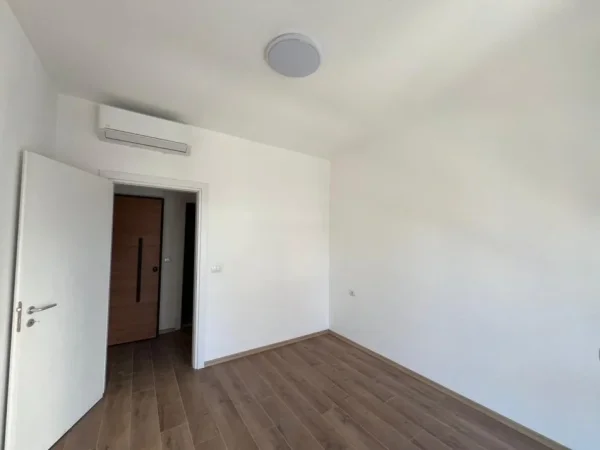 Tirane, jepet me qera zyre Kati 2, 60 m² 