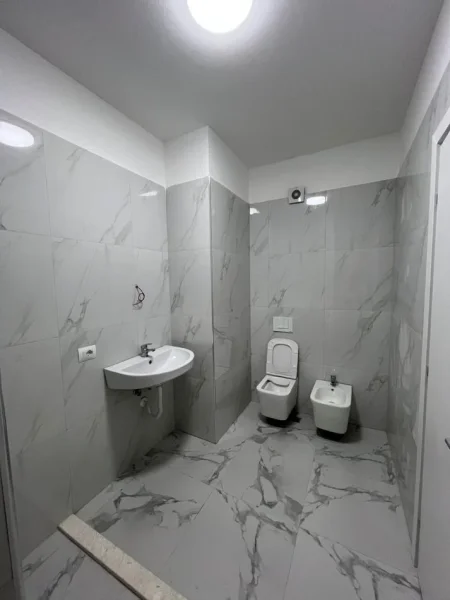 Tirane, jepet me qera zyre Kati 2, 60 m² 