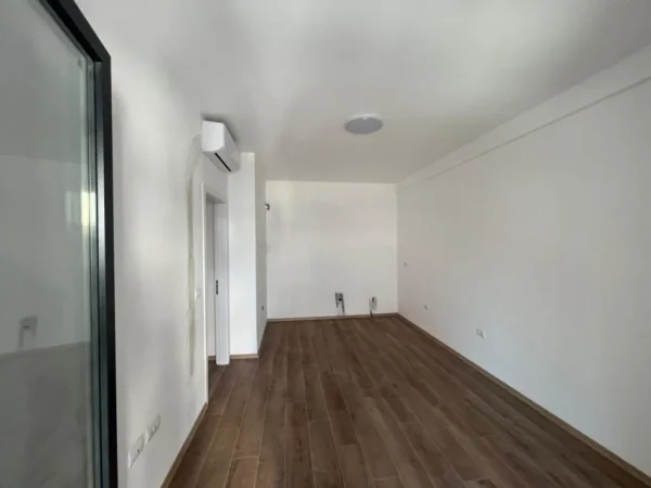 Tirane, jepet me qera zyre Kati 2, 60 m² 