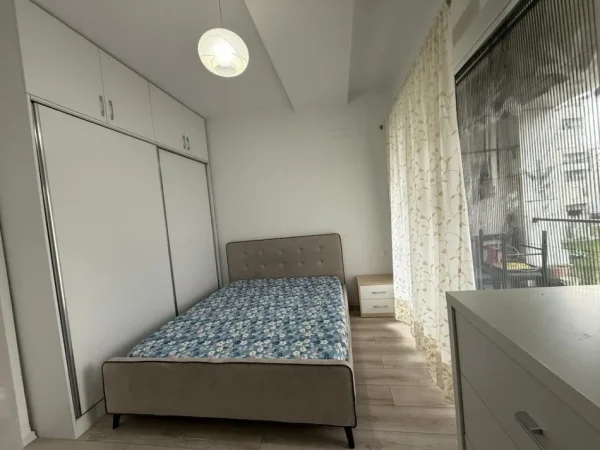 Tirane, jepet me qera apartament 1+1+Ballkon Kati 3, 65 m² 520 € (Kompleksi Kontakt, 21 Dhjetori, Tiranë)