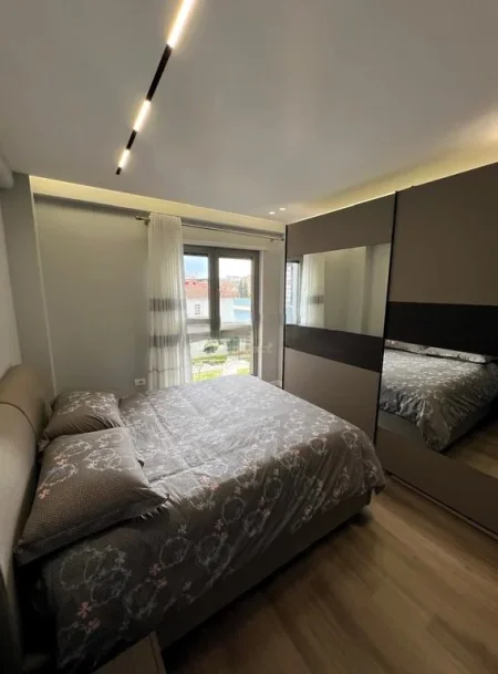 Tirane, jepet me qera apartament 2+1 Kati 2, 77 m² 800 € (PAZARI I RI)