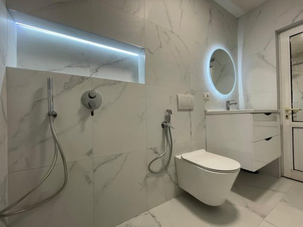 Tirane, jepet me qera apartament 1+1+Ballkon Kati 5, 60 m² 500 € (ZOGU I ZI)