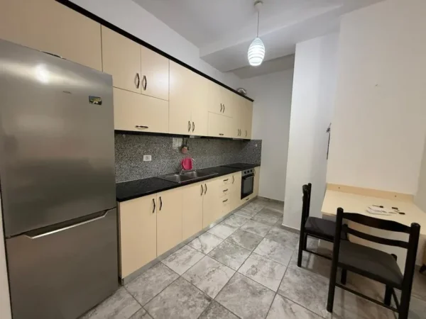Tirane, jepet me qera apartament 1+1+Ballkon Kati 3, 65 m² 520 € (Kompleksi Kontakt, 21 Dhjetori, Tiranë)