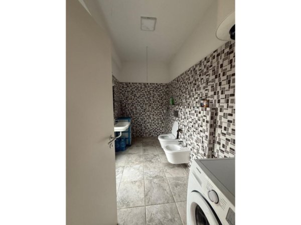 Tirane, jepet me qera apartament 1+1+Ballkon Kati 3, 65 m² 520 € (Kompleksi Kontakt, 21 Dhjetori, Tiranë)