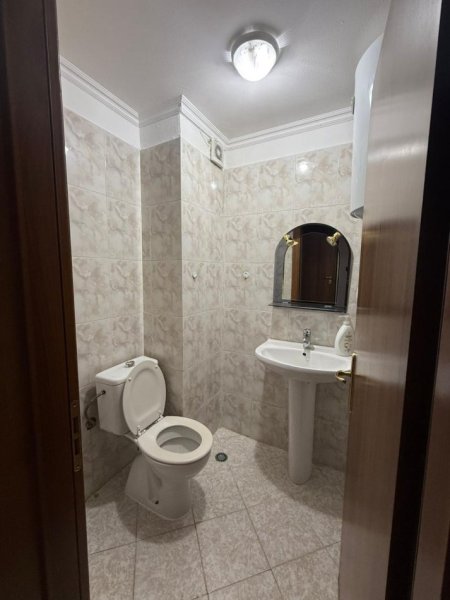 Tirane, jepet me qera apartament 2+1 Kati 3, 110 m² 650 € (Komuna e Parisit)