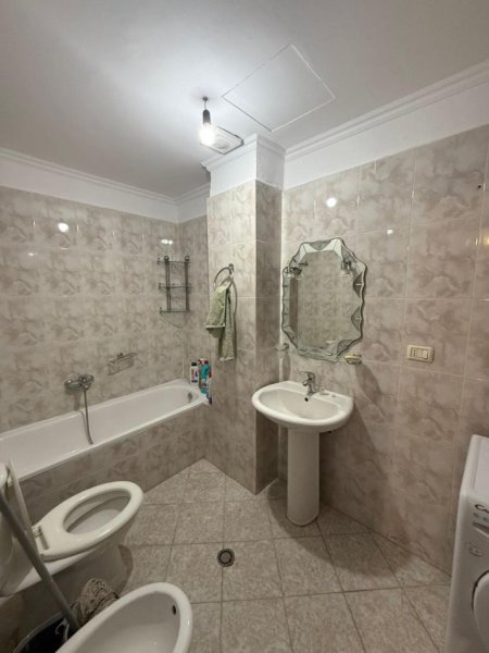 Tirane, jepet me qera apartament 2+1 Kati 3, 110 m² 650 € (Komuna e Parisit)