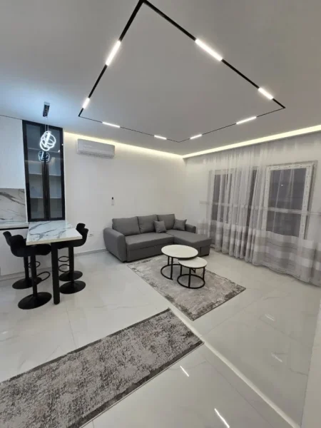 Tirane, jepet me qera apartament 1+1+Ballkon Kati 10, 78 m² 700 € (Zogu i Zi)