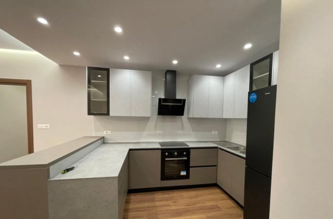 Tirane, jepet me qera apartament 2+1+Ballkon Kati 9, 100 m² 850 € (FARMACIA 10)