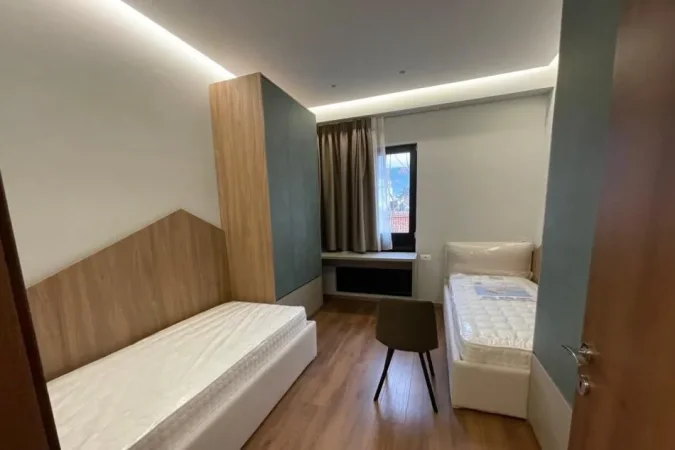 Tirane, jepet me qera apartament 2+1+Ballkon Kati 9, 100 m² 850 € (FARMACIA 10)
