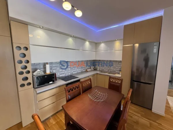 Tirane, jepet me qera apartament 2+1 , 110 m² 1.000 € (Kopshti Botanik)