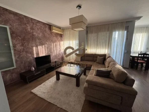 Tirane, jepet me qera apartament 2+1 Kati 8, 105 m² 800 € (selvia)
