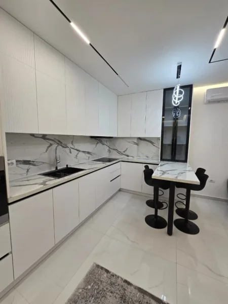 Tirane, jepet me qera apartament 1+1 Kati 10, 80 m² 700 € (ZOGU I ZI)