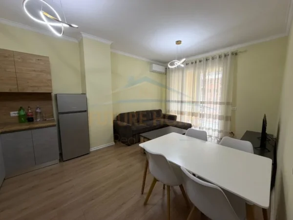 Tirane, jepet me qera apartament 2+1+Ballkon Kati 4, 95 m² 570 € 