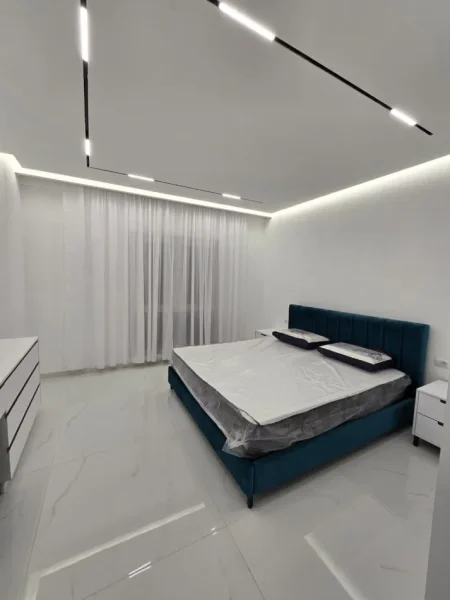 Tirane, jepet me qera apartament 1+1 Kati 10, 80 m² 700 € (ZOGU I ZI)