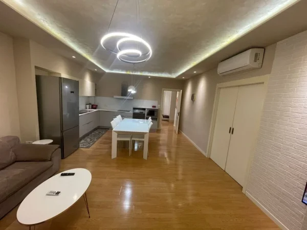 Tirane, jepet me qera 2+1+Ballkon Kati 1, 200 m² 1.000 € (Prane Kristal)