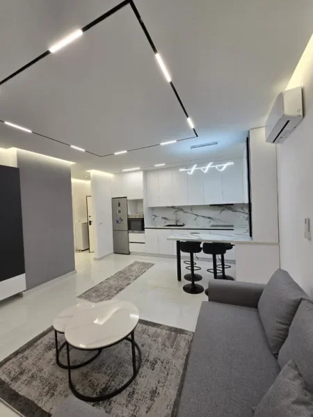 Tirane, jepet me qera apartament 1+1 , 78 m² 700 € 