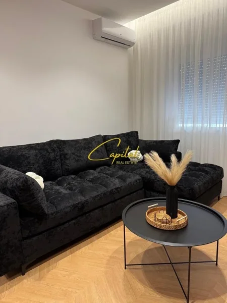 Tirane, jepet me qera apartament 1+1 Kati 1, 65 m² 850 € (LIQENI ARTIFICIAL)