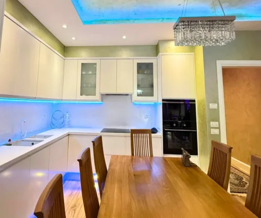 Tirane, jepet me qera apartament 2+1+Ballkon Kati 3, 900 € (Green City)