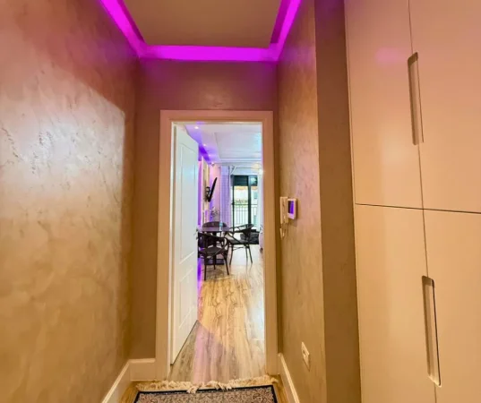 Tirane, jepet me qera apartament 2+1+Ballkon Kati 3, 900 € (Green City)