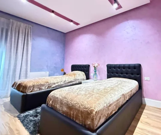 Tirane, jepet me qera apartament 2+1+Ballkon Kati 3, 900 € (Green City)
