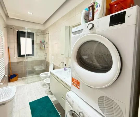 Tirane, jepet me qera apartament 2+1+Ballkon Kati 3, 900 € (Green City)