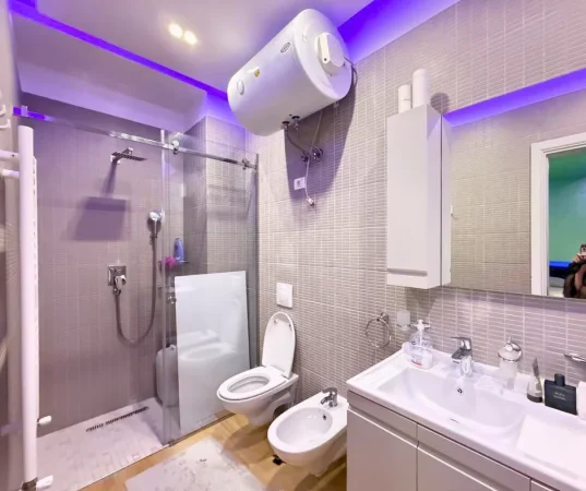 Tirane, jepet me qera apartament 2+1+Ballkon Kati 3, 900 € (Green City)