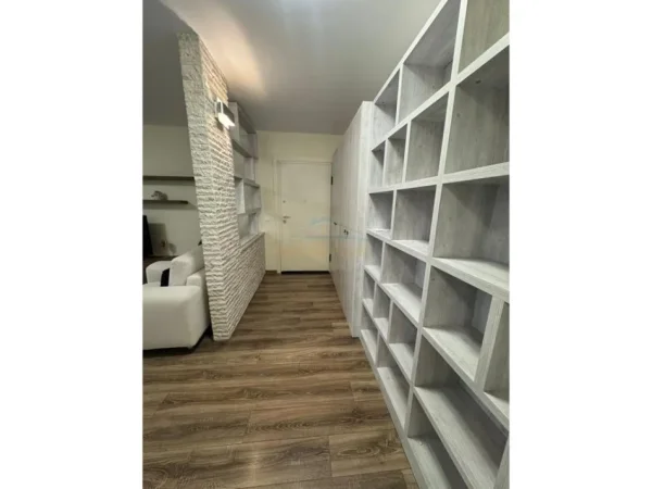 Tirane, jepet me qera apartament 2+1 Kati 2, 130 m² 1.500 € (Long Hill Rezidence)